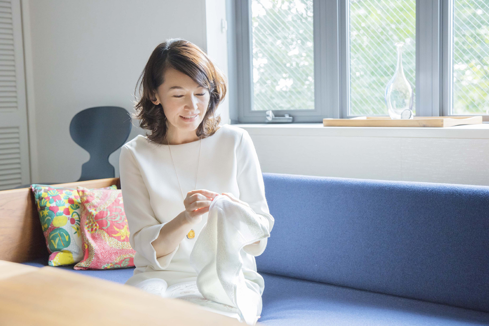 （写真：今治タオルに刺繍する美里さん）