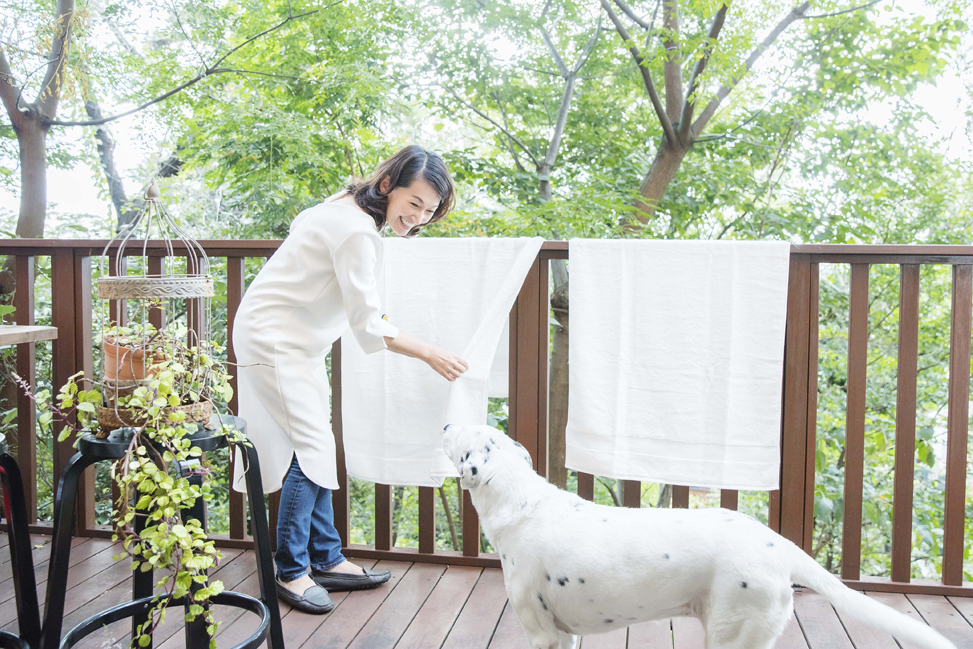 （写真：愛犬とご自宅のテラスで。）