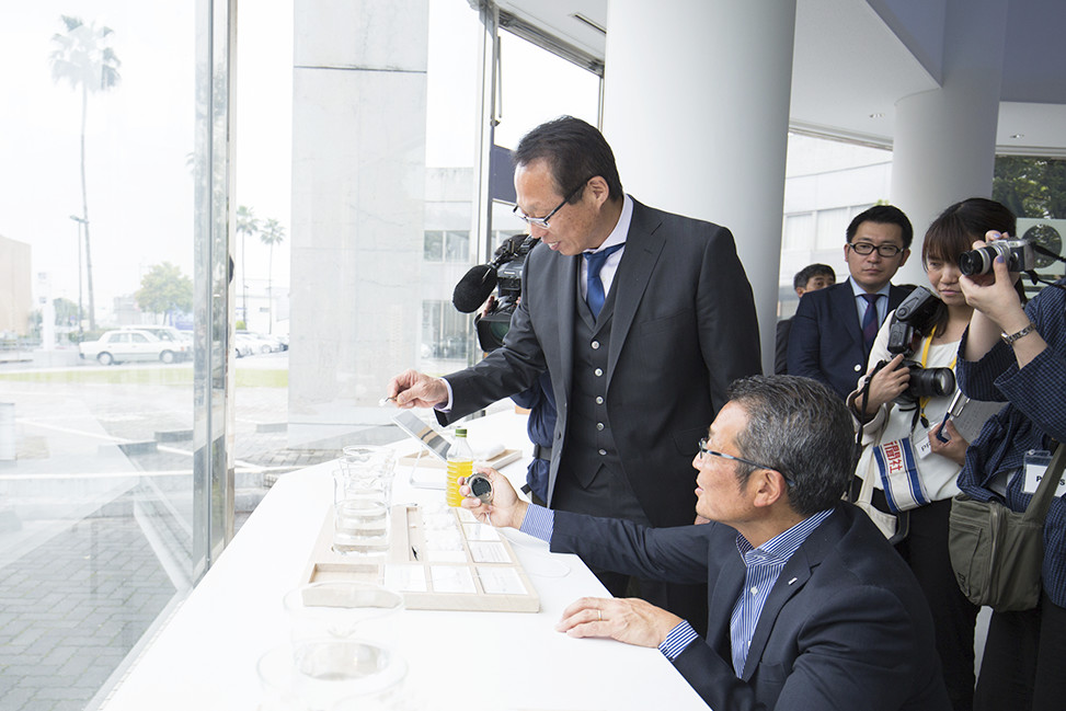 (今治タオルLABで5秒ルールにトライする岡田氏)