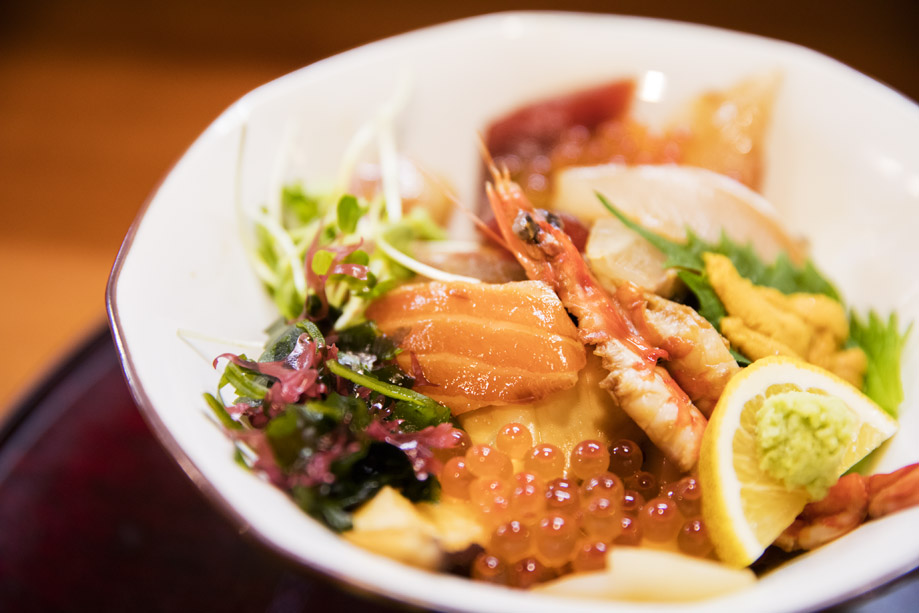 近海で採れたお魚を、自家製のタレにさっとくぐらせた海鮮丼。