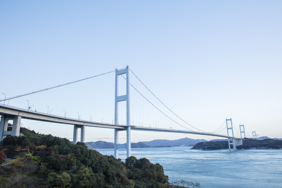 来島海峡大橋：今治と大島を結ぶ４kmの来島海峡にかかる３つの吊り橋の総称
