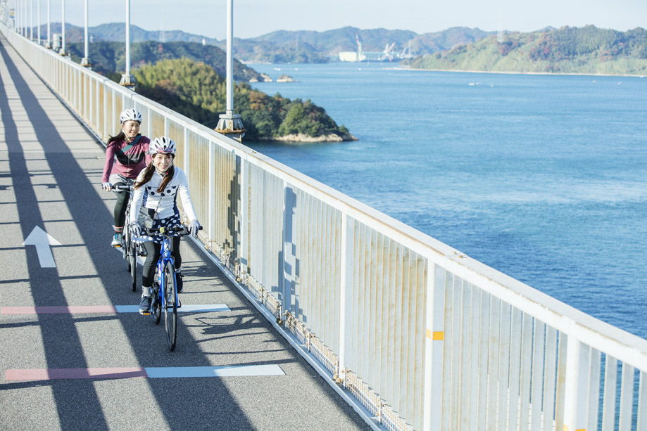 来島海峡大橋を渡る２人。気持ち良さそう。