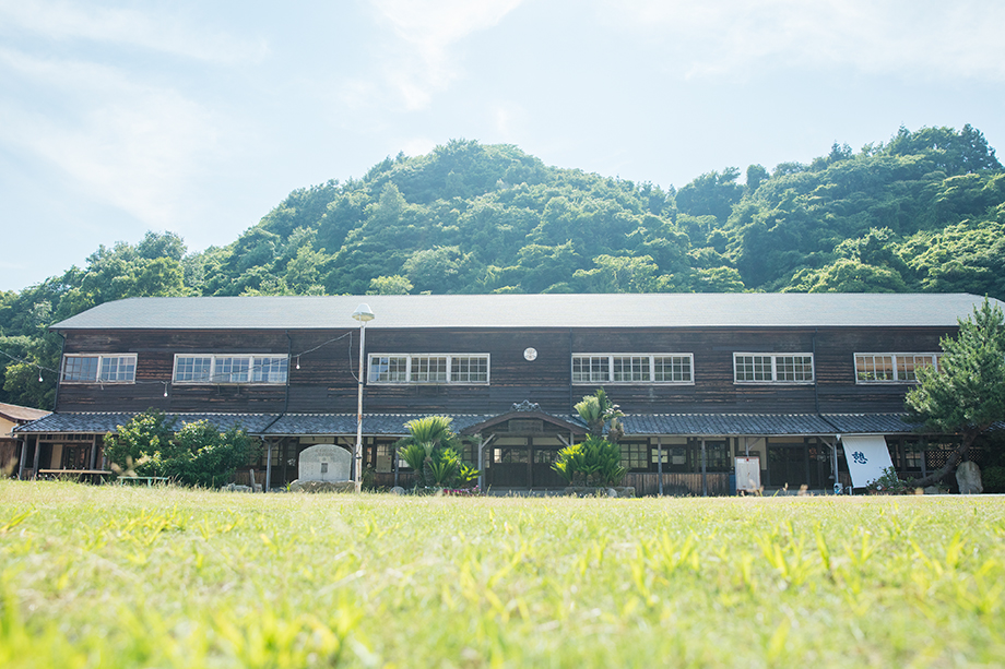 廃校になった小学校の建物をリノベーションしたホテル「大三島憩の家」